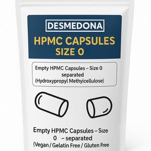 Puede incluir: Bolsa blanca con una etiqueta azul marino con el texto "DESMEDONA HPMC CAPSULES SIZE 0". La etiqueta también incluye información sobre las cápsulas, incluyendo "Empty HPMC Capsules - Size 0 separated". Las cápsulas son veganas, sin gelatina y sin gluten.