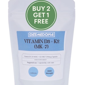以下が含まれることがあります： 「BUY 2 GET 1 FREE」と書かれた緑色の円がある白いポーチ。ポーチには「DESMEDONA VITAMIN D3 + K2 (MK-7)」カプセルが入っています。ラベルには「HIGH Strength」と「FOOD SUPPLEMENT」と記載されています。