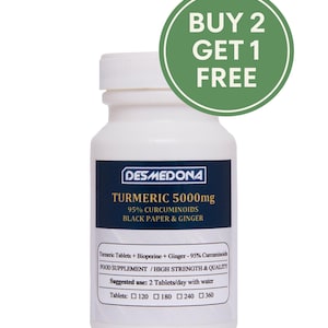 Peut inclure: Une bouteille blanche de comprimés Desmedona Turmeric 5000mg. L'étiquette contient des informations sur les ingrédients et l'utilisation suggérée. Un cercle vert avec le texte "BUY 2 GET 1 FREE" est en haut à droite.
