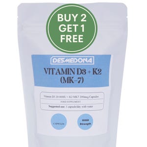 Può includere: Una busta bianca di capsule Desmedona Vitamina D3 + K2 (MK-7). L'etichetta include il testo "COMPRA 2 PRENDI 1 GRATIS". L'integratore è etichettato come ad alta concentrazione e suggerisce una capsula al giorno con acqua. La busta è sigillata.