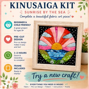 Pode incluir: Um kit Kinusaiga intitulado Sunrise by the Sea com uma moldura quadrada de madeira clara contendo uma arte em tecido de um sol nascendo sobre um mar azul e colinas verdes. O kit inclui tecido, design pré-cortado, padrão e instruções.