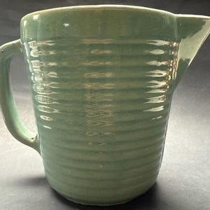 Jarra antigua de cerámica Weller con anillos acanalados de color verde espuma de mar, c1920