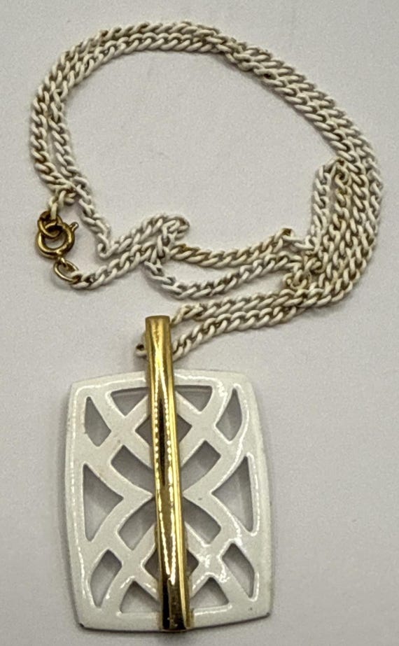 Vintage Crown Trifari Modernist White Enamel Necklace  display picture 1