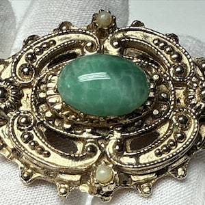 Green Peking Glass Cabochon Mottled Faux Seed Pearl Brooch Pin Ornate Filigree