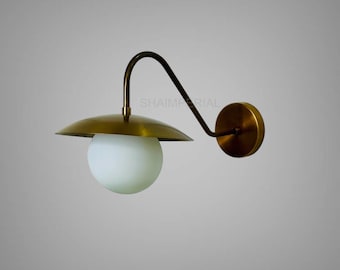 Handgefertigte Wandleuchte aus Messing: Moderne minimalistische Leuchte