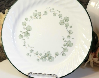 Conjunto de 4 pratos de almoço vintage Corelle "Callaway" com estampa de hera verde e borda ondulada.