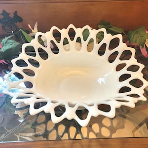 Verre à lait - Bol de service ovale en verre à lait vintage Westmoreland « Doric » dentelle 12&quot; - Cadeaux pour elle