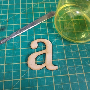 15 cm kleine houten letters, mdf, knutselen, blanco's. Doe-het-zelfnaamborden/platen, vormen, speelgoeddoos, knutselen, rekwisieten.