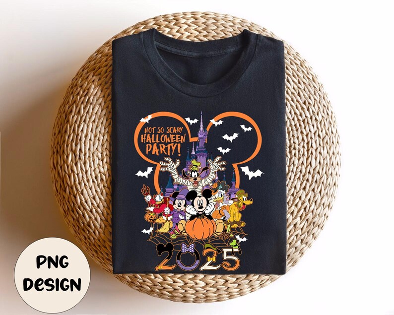 Op de afbeelding: Zwart T-shirt met een Halloween-ontwerp met Disney-personages. Het ontwerp bevat de tekst "NOT SO SCARY HALLOWEEN PARTY!" en het jaar "2025". De afbeelding toont Mickey Mouse, Donald Duck, Goofy en andere personages.