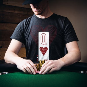 Maglietta da poker regalo per giocatore di poker Maglietta da poker moderna regalo per lei Maglietta da giocatore di carte Seme della carta REGINA DI CUORI Design