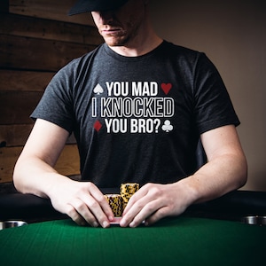 Maglietta da poker regalo per giocatore di poker Maglietta da poker divertente regalo per lui Maglietta Texas Hold'em Abbigliamento da giocatore di carte KNOCKED BRO Design moderno