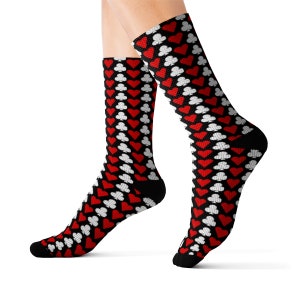 Pokersocken Geschenk für Pokerspieler Spielkarte Anzüge Gemusterte Socken - Karo, Herzen, Pik und Kreuz auf schwarzem, modernem Design
