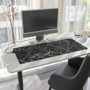 Poker-Mauspad Geschenk für Pokerspieler LED-Gaming-Mauspad Geschenk für Ihn Texas Hold'em Schreibtischunterlage Kartenspieler Topografisches Kartendesign