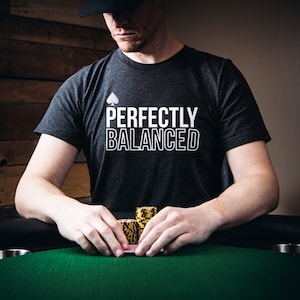 Maglietta da poker regalo per giocatore di poker Maglietta da poker divertente regalo per lui Maglietta Texas Hold'em Abbigliamento da giocatore di carte GTO BALANCE Design moderno