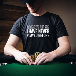 Maglietta da poker regalo per giocatore di poker Maglietta da poker divertente regalo per lui Maglietta Texas Hold'em Abbigliamento da giocatore di carte MAI GIOCATO Design moderno