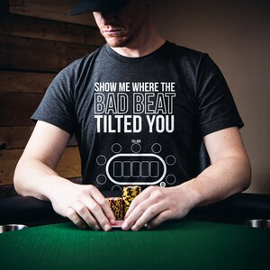 Maglietta da poker regalo per giocatore di poker Maglietta da poker divertente regalo per lui Maglietta Texas Hold'em Abbigliamento da giocatore di carte Inclinazione INCLINATA Design moderno