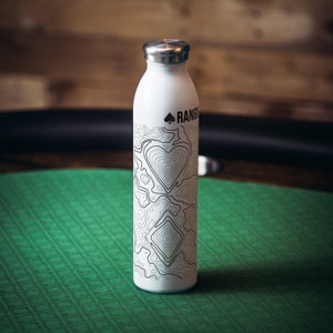 Botella de agua de póquer, regalo para jugador de póquer, artículos para beber para la sala de póquer, regalo de bar para él, botella de Texas Hold'em, mapa de rangos topográficos, diseño moderno