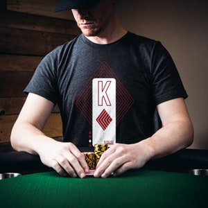 Maglietta da poker regalo per giocatore di poker Maglietta da poker moderna regalo per lui Maglietta da giocatore di carte Seme della carta Design KING OF DIAMONDS