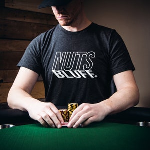 Maglietta da poker regalo per giocatore di poker Maglietta da poker divertente regalo per lui Maglietta Texas Hold'em Abbigliamento da giocatore di carte NUTS BLUFF Design moderno