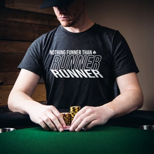 Maglietta da poker regalo per giocatore di poker Maglietta da poker divertente regalo per lui Maglietta Texas Hold'em Abbigliamento da giocatore di carte FUNNER RUNNER Design moderno