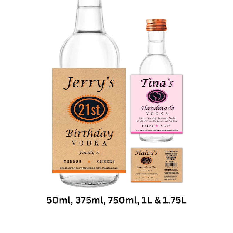 Pu&ograve; includere: Due bottiglie di vodka in vetro trasparente con etichette personalizzate. La bottiglia grande presenta un'etichetta color marrone chiaro con la scritta Jerry's 21st Birthday Vodka. La bottiglia pi&ugrave; piccola ha un'etichetta rosa con la scritta.