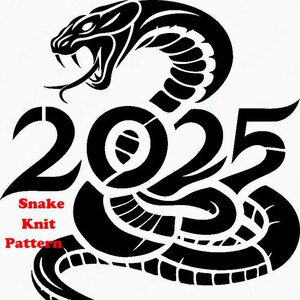 Könnte beinhalten: Schwarz-weiß-Illustration einer Schlange, die die Zahlen 2025 bildet. Der Text "Snake Knit Pattern" befindet sich unter dem Bild.