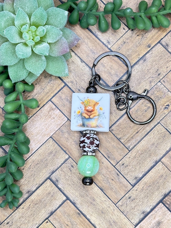 Highland Cow in a Bucket Beaded Bar Keychain