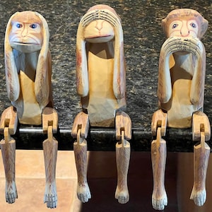 Las esculturas de madera de los monos malvados Oír-No, Ver-No, Hablar-No