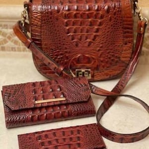 Brahmin Sonny - Bandolera de hombro, cartera y chequera a juego en Pecan Melbourne, conjunto de tres piezas con relieve de cocodrilo
