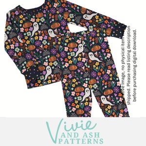 K&ouml;nnte beinhalten: Ein schwarzes Langarmshirt und eine passende Hose mit einem sich wiederholenden Muster aus Geistern, Flederm&auml;usen, K&uuml;rbissen und Blumen. Das Muster ist auf einem dunkelblauen Hintergrund.