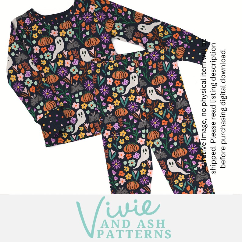 K&ouml;nnte beinhalten: Ein schwarzes Langarmshirt und eine passende Hose mit einem sich wiederholenden Muster aus Geistern, Flederm&auml;usen, K&uuml;rbissen und Blumen. Das Muster ist auf einem dunkelblauen Hintergrund.
