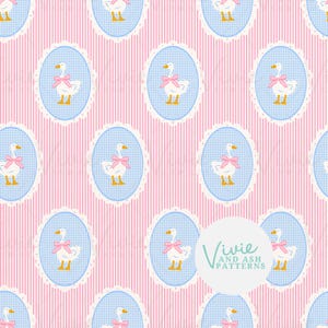 Peut inclure: Un motif sans couture représentant des oies blanches avec des nœuds roses sur un fond rayé rose et blanc. Les oies sont dans des cadres circulaires avec un motif vichy bleu et blanc. Le texte "Vivie and Ash Patterns" est au centre de l'image.