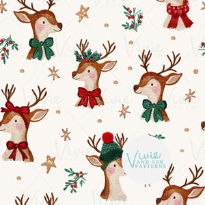 Op de afbeelding: Een naadloos patroon met aquarel illustraties van rendieren met feestelijke accessoires. De rendieren dragen rode en groene strikken, een groene hoed met een witte pompon en een rode sjaal. De achtergrond is wit met gouden sterren en hulsttakjes.