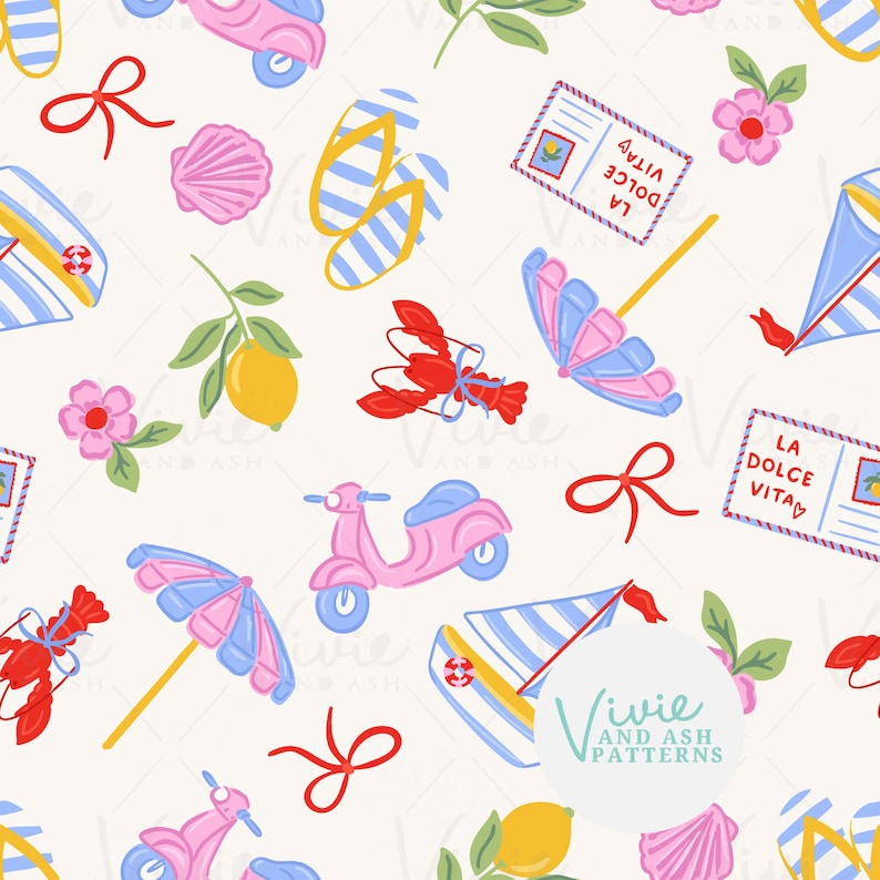 Pu&ograve; includere: Motivo ripetuto con scooter rosa, aragoste rosse, ombrelloni a righe blu e bianche e cartoline con la scritta "La Dolce Vita". Altri elementi includono limoni, fiori, conchiglie e fiocchi.