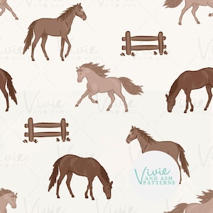 Puede incluir: Un patrón repetitivo sobre un fondo crema claro que presenta caballos marrones en varias posturas, incluyendo de pie, corriendo y pastando, intercalados con secciones de vallas de madera marrón. El texto Vivie and Ash Patterns es visible.
