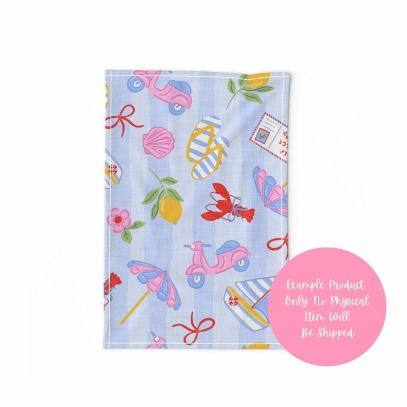 Pu&ograve; includere: Un asciugamano a righe blu e bianche con un motivo ripetuto di scooter rosa, conchiglie, infradito, limoni e fiocchi rossi. Altri elementi includono un fiore rosa, un'aragosta rossa e un ombrello rosa e blu. L'asciugamano ha un bordo bianco.