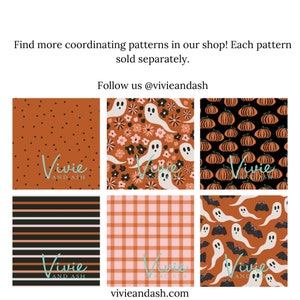 K&ouml;nnte beinhalten: Sechs verschiedene Halloween-Stoffmuster. Die Muster umfassen orangefarbene und schwarze Punkte, orangefarbene und schwarze Karos, orangefarbene und schwarze Streifen, orangefarbene und schwarze Geister mit Blumen, orangefarbene und schwarze K&uuml;rbisse und orangefarbene und schwarze Geister mit Flederm&auml;usen. Der Text "Vivie and Ash" befindet sich am unteren Rand jedes Musters.