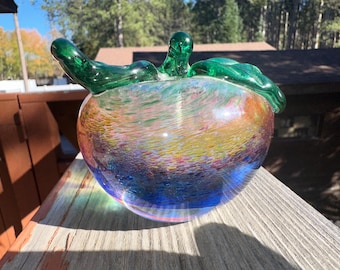 Glas Regenbogen Apfel Briefbeschwerer Handwerker signiert Bth-93 Angewandte Glasblätter / Stem