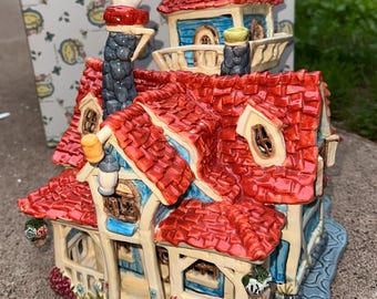 Candela in stile casa di Pippo di Blue Sky Clayworks, realizzata da Heather Goldminc, con scatola.