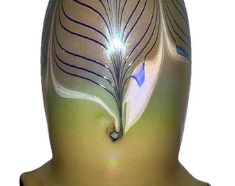 Pantalla de lámpara iridiscente de vidrio soplado a mano con diseño de plumas de Todd Phillips