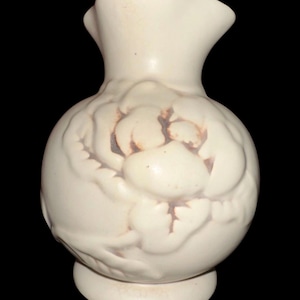 Red Wing Pottery Magnolia  6.25” Tall Vase
