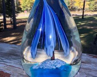 Vintage große tropfenförmige mundgeblasene Glas Briefbeschwerer mit blauem Laubbaum
