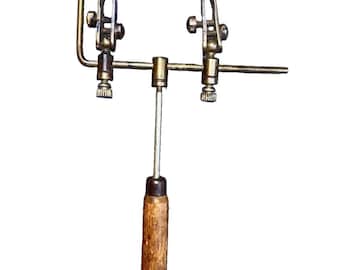 Morsa piccola vintage a terza mano in ottone e legno, morsa industriale a terza mano
