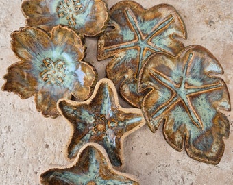 Vide-poches en céramique de style bohème - porte-bague unique de style chic - étoile de mer - fleur - feuille de Monstera - eau bleu clair cristallin Sandy Lagoon