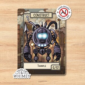 Puede incluir: Una tarjeta que presenta un constructo robótico de estilo steampunk con el texto "Construct" en la parte superior. El robot es gris y morado, sosteniendo una lanza. La tarjeta también incluye el texto "Trample" y "6/12". Hay una pegatina "Hand-Drawn Original Art".