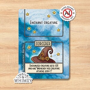 Peut inclure: Une carte de jeu fantastique avec un fond bleu aquarelle, avec du texte et des illustrations. La carte indique "Enchant Creature" et "Sorcerer", avec une illustration d'un chapeau de sorcier marron. La carte comprend également le texte "Enchanted creature gets 4/4 and has 'Whenever this creature attacks, scry 1.'"