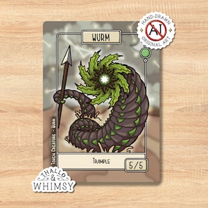 Può includere: Una carta fantasy con una creatura verme stilizzata con una lancia. Il verme è raffigurato in tonalità marroni e verdi, con un corpo a spirale e una testa verde e fogliosa. La carta include il testo "WURM", "TRAMPLE" e "5/5", insieme alle frasi "HAND-DRAWN ORIGINAL ART" e "THALLO & WHIMSY".