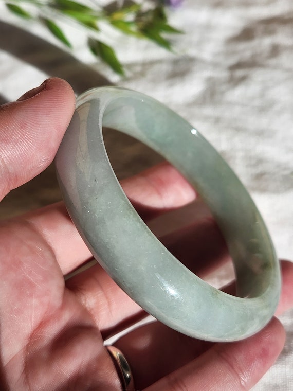 翡翠製緑色バングル Amazon.co.jp: 天然翡翠バングル 自然な濃い緑の手彫りの広い