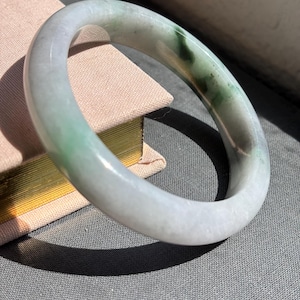Brazalete de jadeíta auténtico tricolor blanco, negro y verde de 61,9 mm