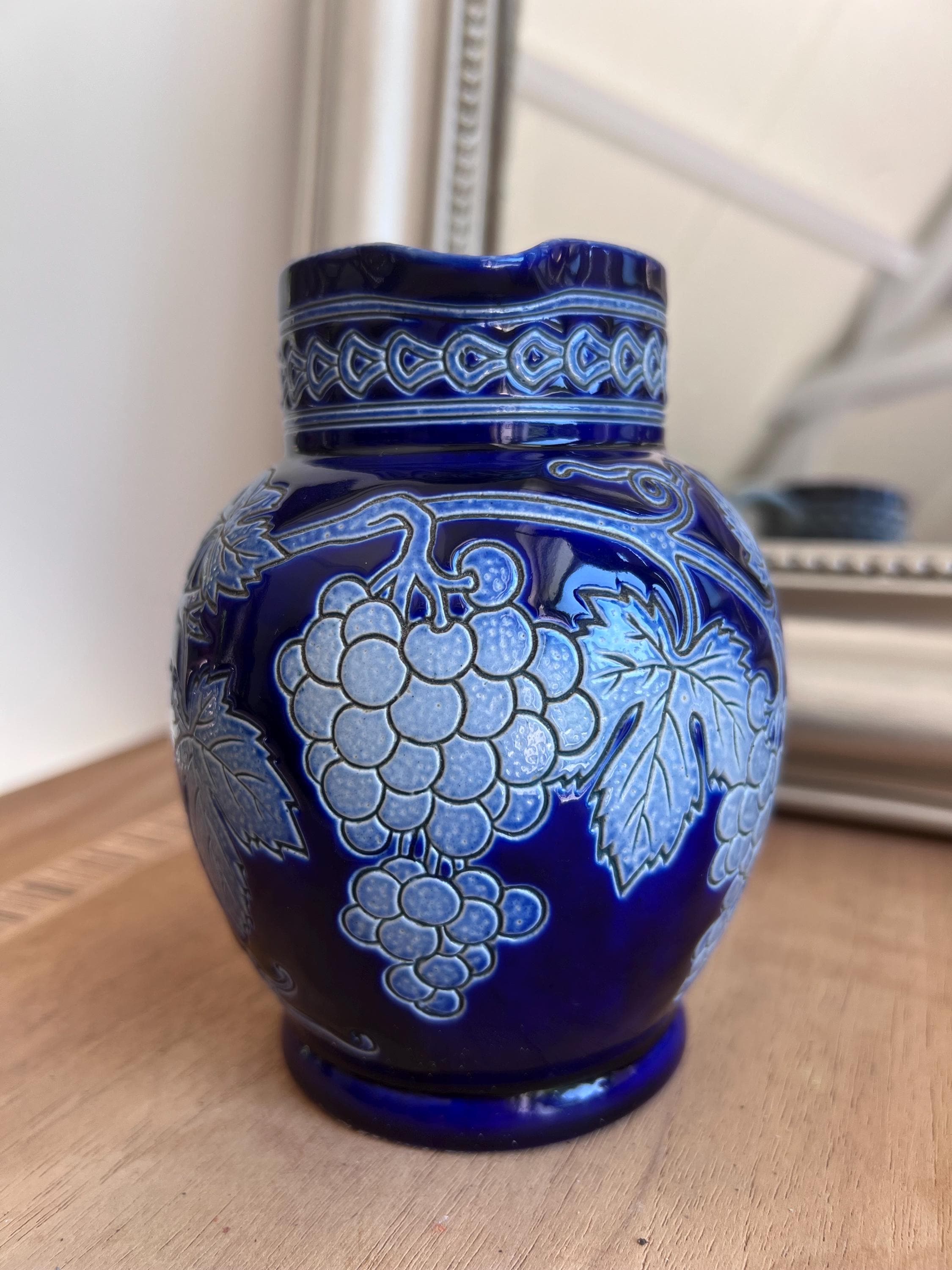 フランス製　ぶどうデザインの陶器ピッチャーとパリの風景油彩画 P. Hinays、Atelier Franceの署名入り、小さなコバルトブルーの